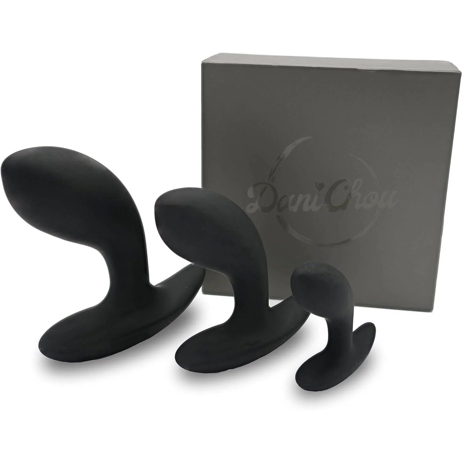 Drei schwarze Analplug-Modelle, unterschiedlicher Größe, neben einer grauen Box mit DaniChou-Logo.