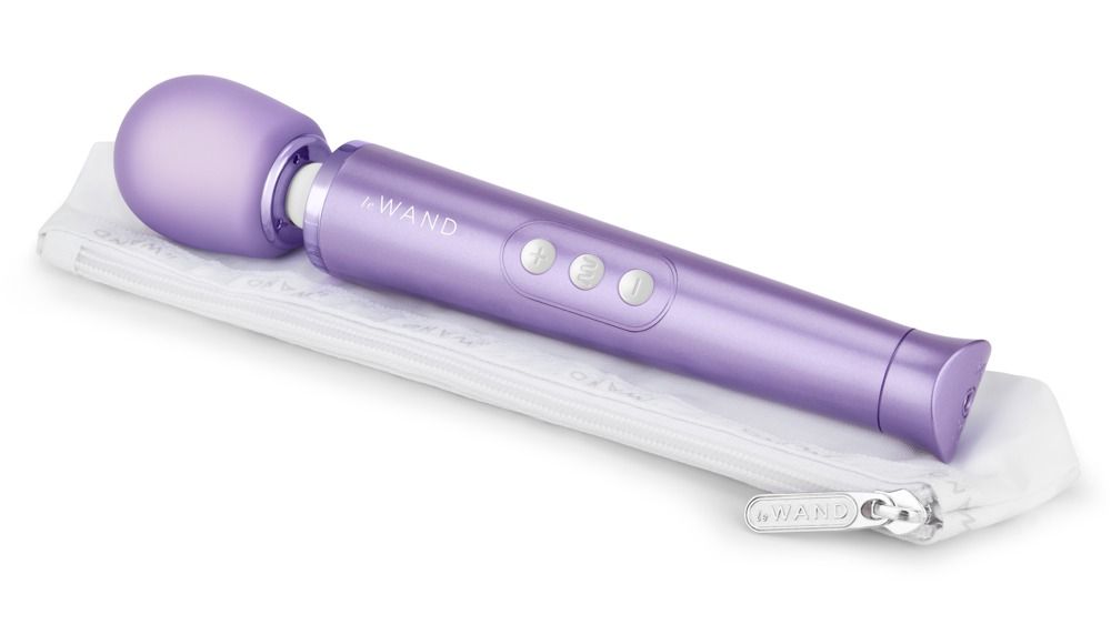 Lila Vibrator mit abgerundetem Kopf, drei Knöpfen, auf weißem Hintergrund.