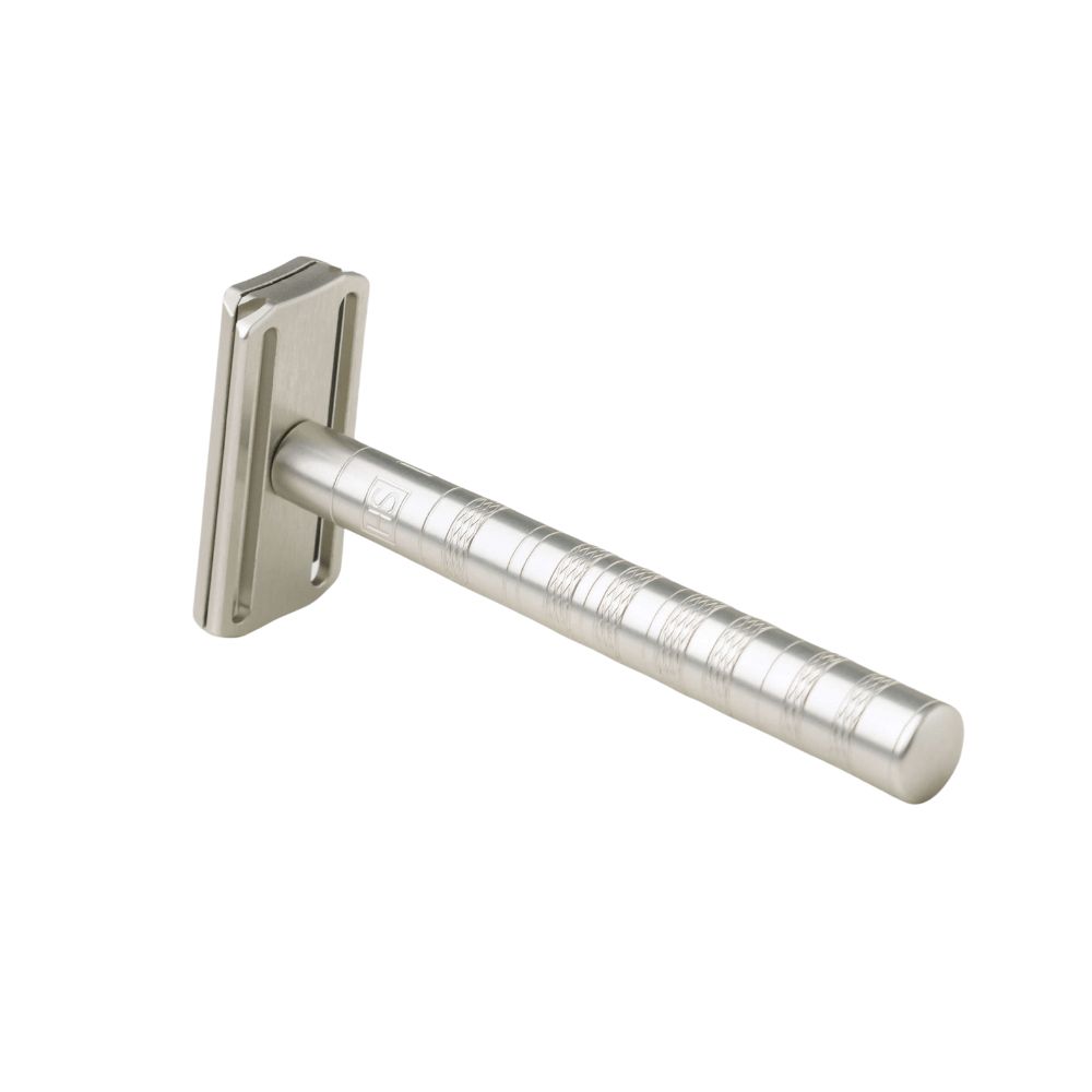 Rasierer aus Metall. Griff mit Rillen. Rasierkopf mit Klinge. Auf hellem Hintergrund.