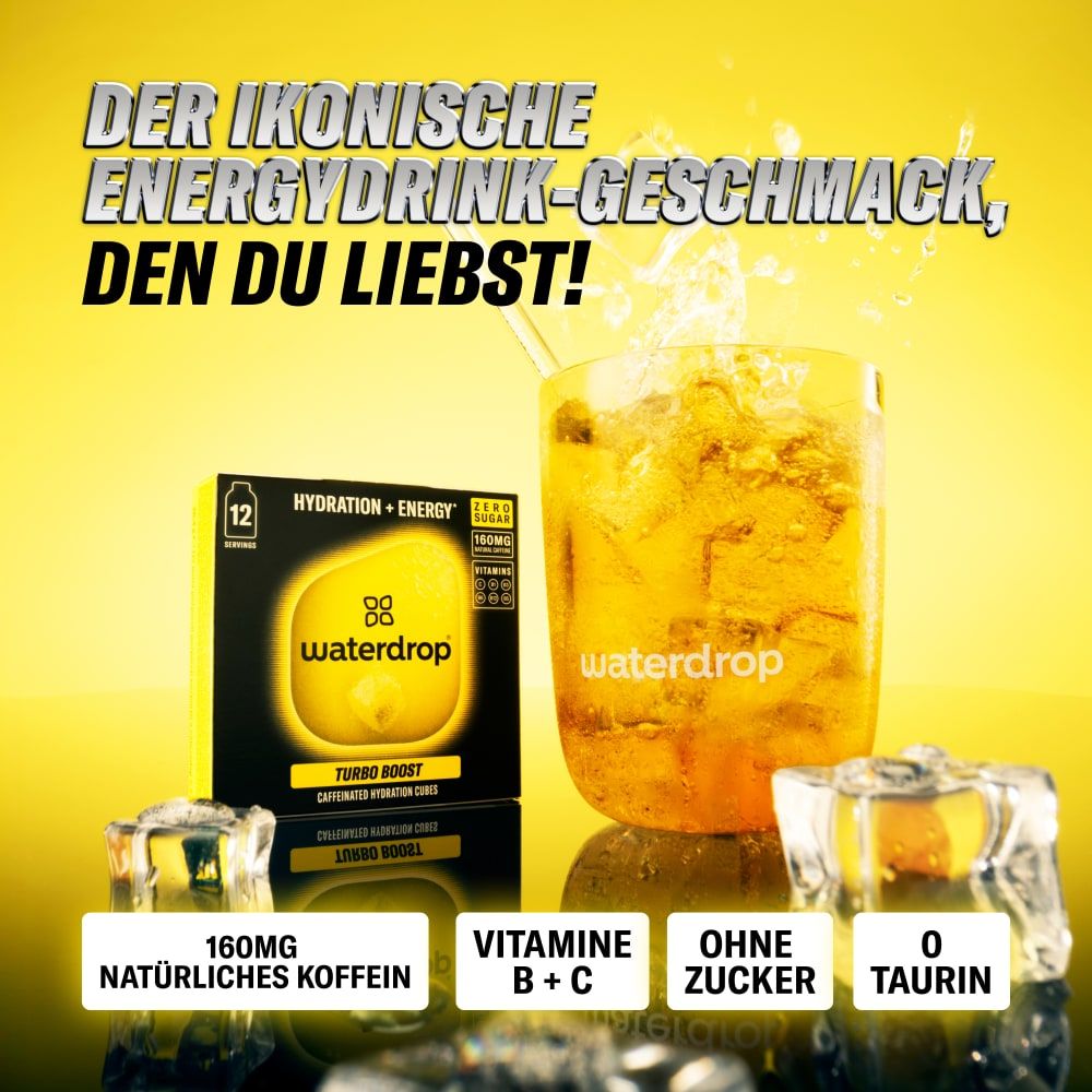 Ein Glas waterdrop® Turbo Boost Drink mit Eis, daneben eine Packung und drei Würfel.