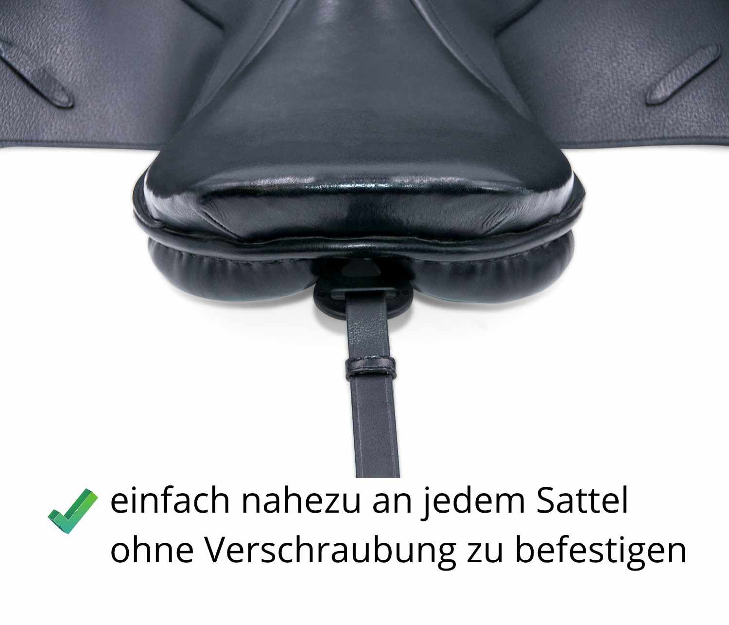 Schwarzer Schweifriemenhalter mit Riemen, an einem Sattel befestigt. Text: einfach nahezu an jedem Sattel ohne Verschraubung zu befestigen.