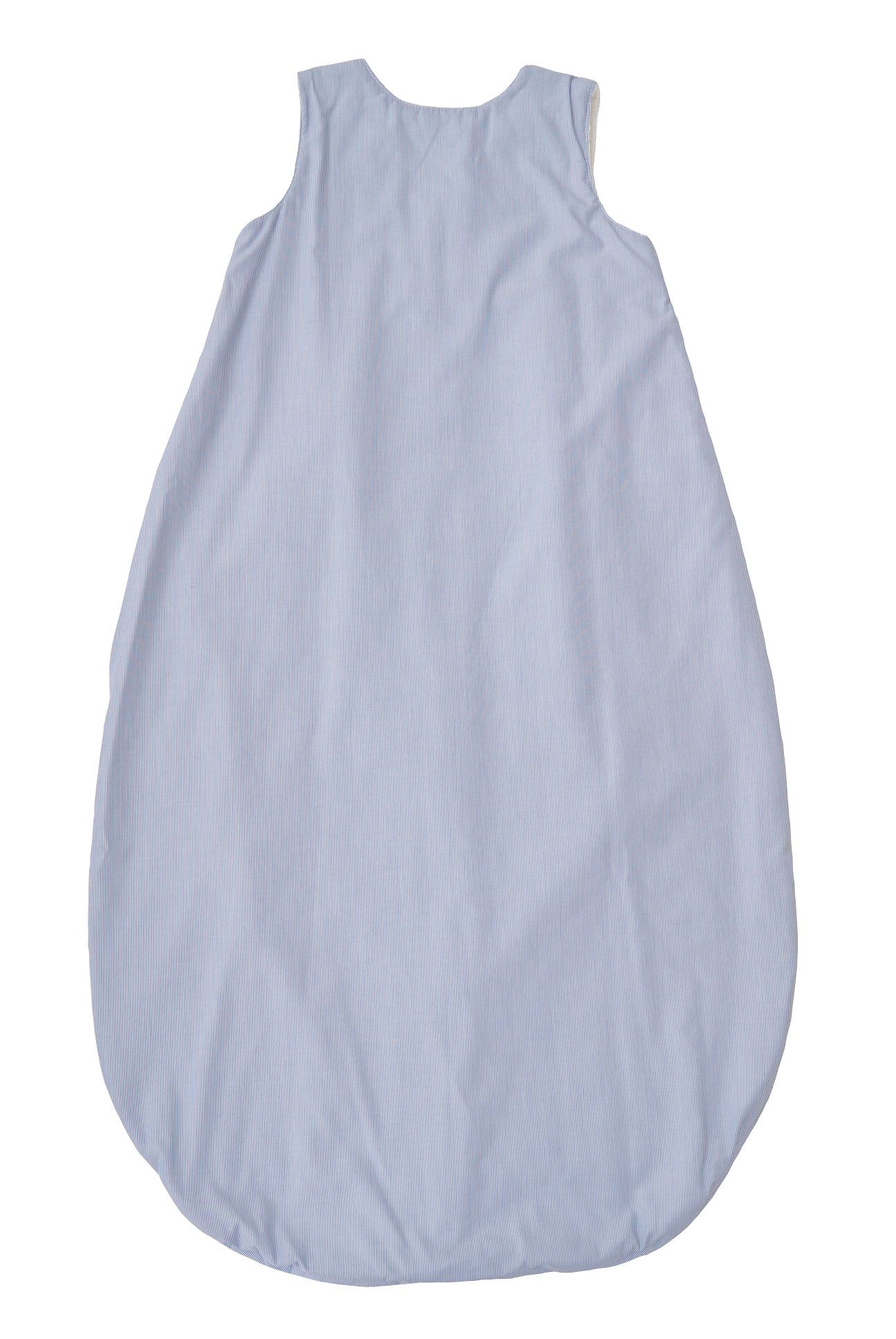 Rückansicht des Schlafsacks. Blau-weiß gestreifter Außenstoff, ohne Ärmel, abgerundeter Saum.