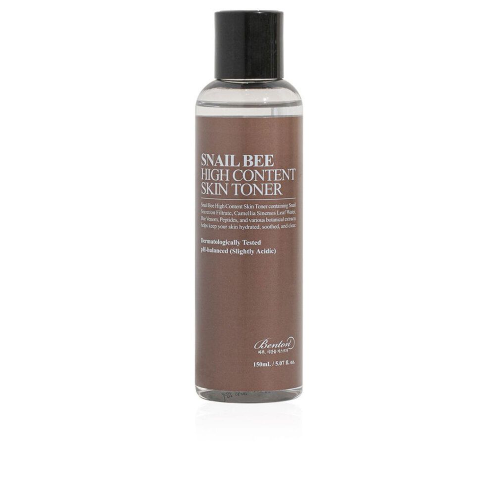 Transparente Flasche mit schwarzem Deckel. Aufschrift: Snail Bee High Content Skin Toner. Marke Benton. Weißer Hintergrund.