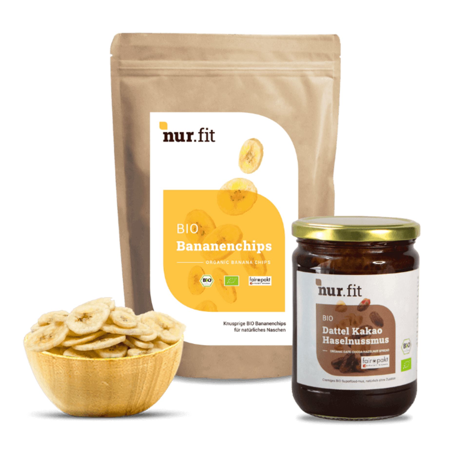 Verschiedene Produkte: Bananenchips in Schale, Beutel und Glas mit Aufschrift. Bio-Zertifizierung.