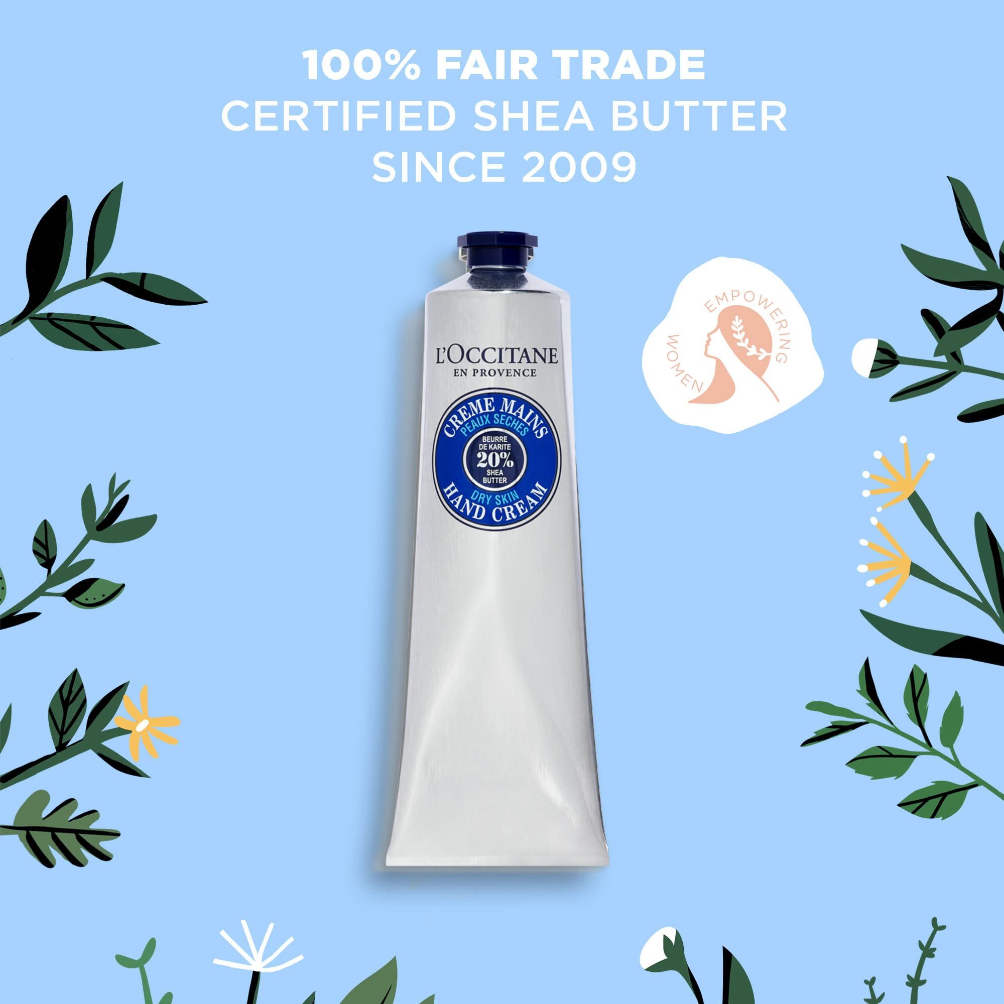 Handcreme-Tube mit blauem Etikett, umgeben von Blumen auf blauem Hintergrund. Aufschrift: Crème Mains, 20% Shea Butter. Text: 100% Fair Trade.