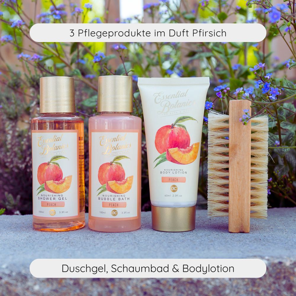 Drei Pflegeprodukte und eine Bürste. Produkte: Duschgel, Badeschaum und Bodylotion. Alle mit Pfirsich-Motiv und -Duft.