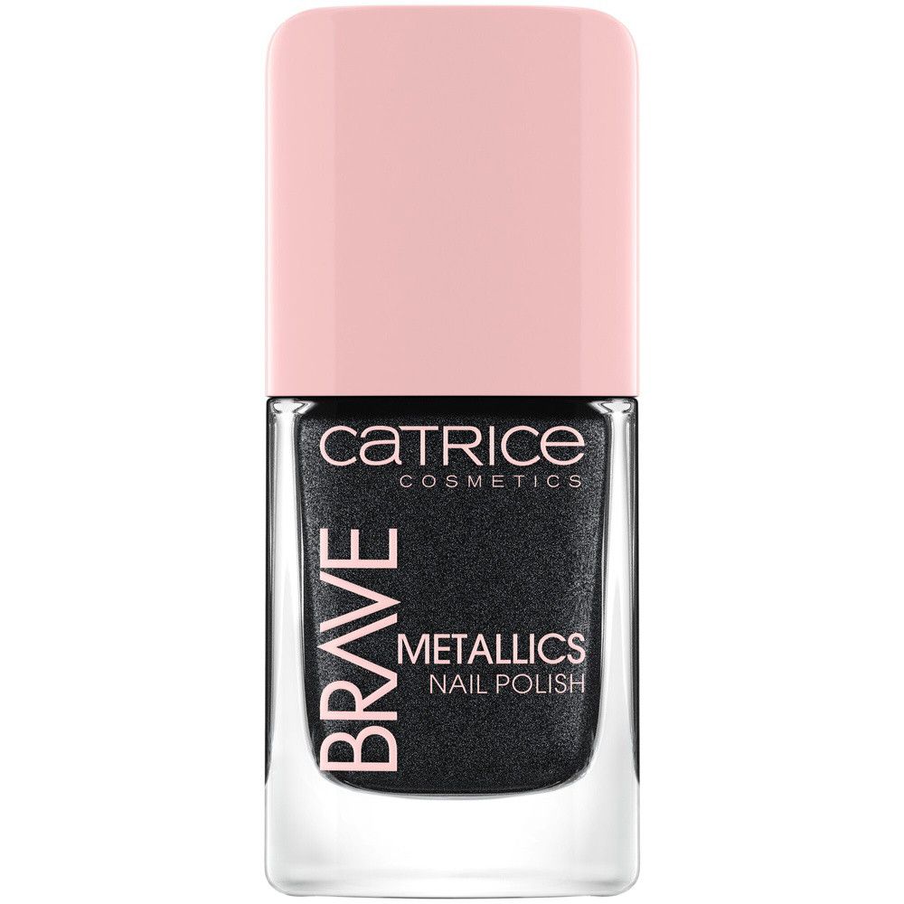 Nagellackflasche mit schwarzem Metallic-Lack. Rosa Kappe. Aufschrift: Catrice, Brave Metallics Nail Polish.