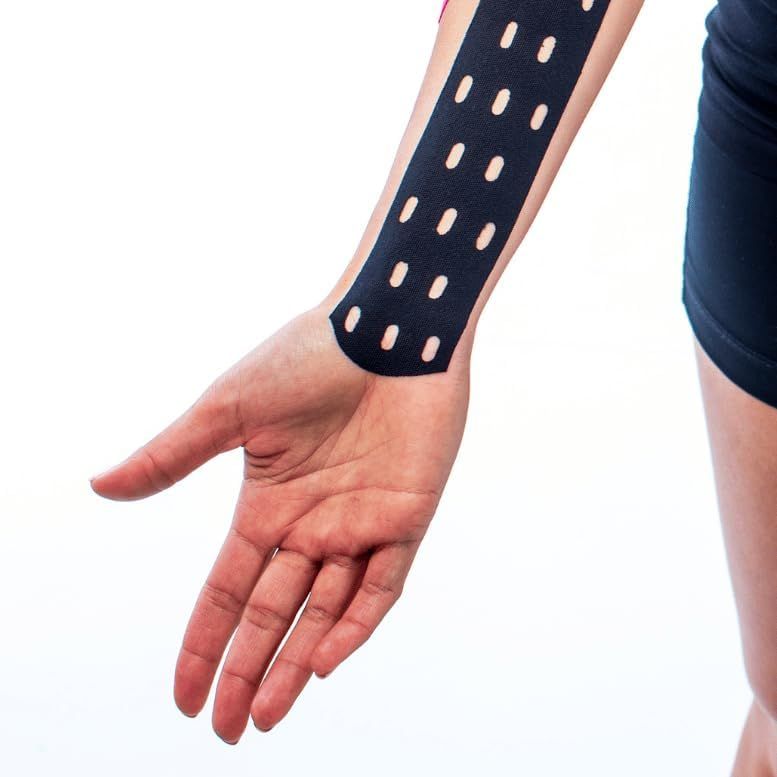 Schwarzes Kinesiologie-Tape auf einem Arm. Das Tape ist perforiert und auf dem Unterarm angebracht.
