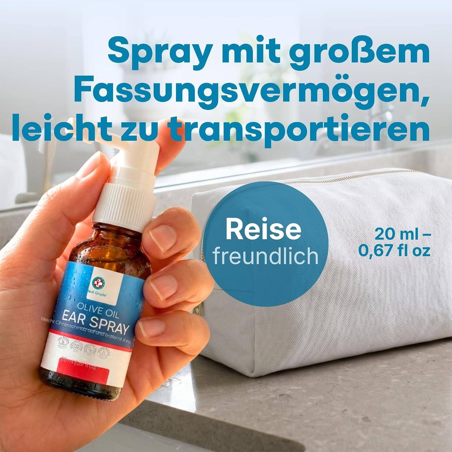 Hand hält eine 20ml-Flasche Ohrspray neben einem Reisebeutel.
