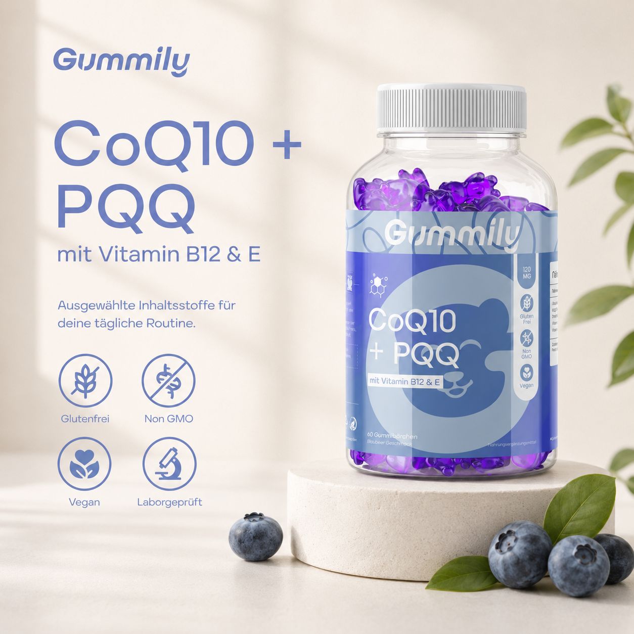 Gummily CoQ10 + PQQ Gummibärchen auf einem Podest, umgeben von Blaubeeren. Zertifizierungen sichtbar.