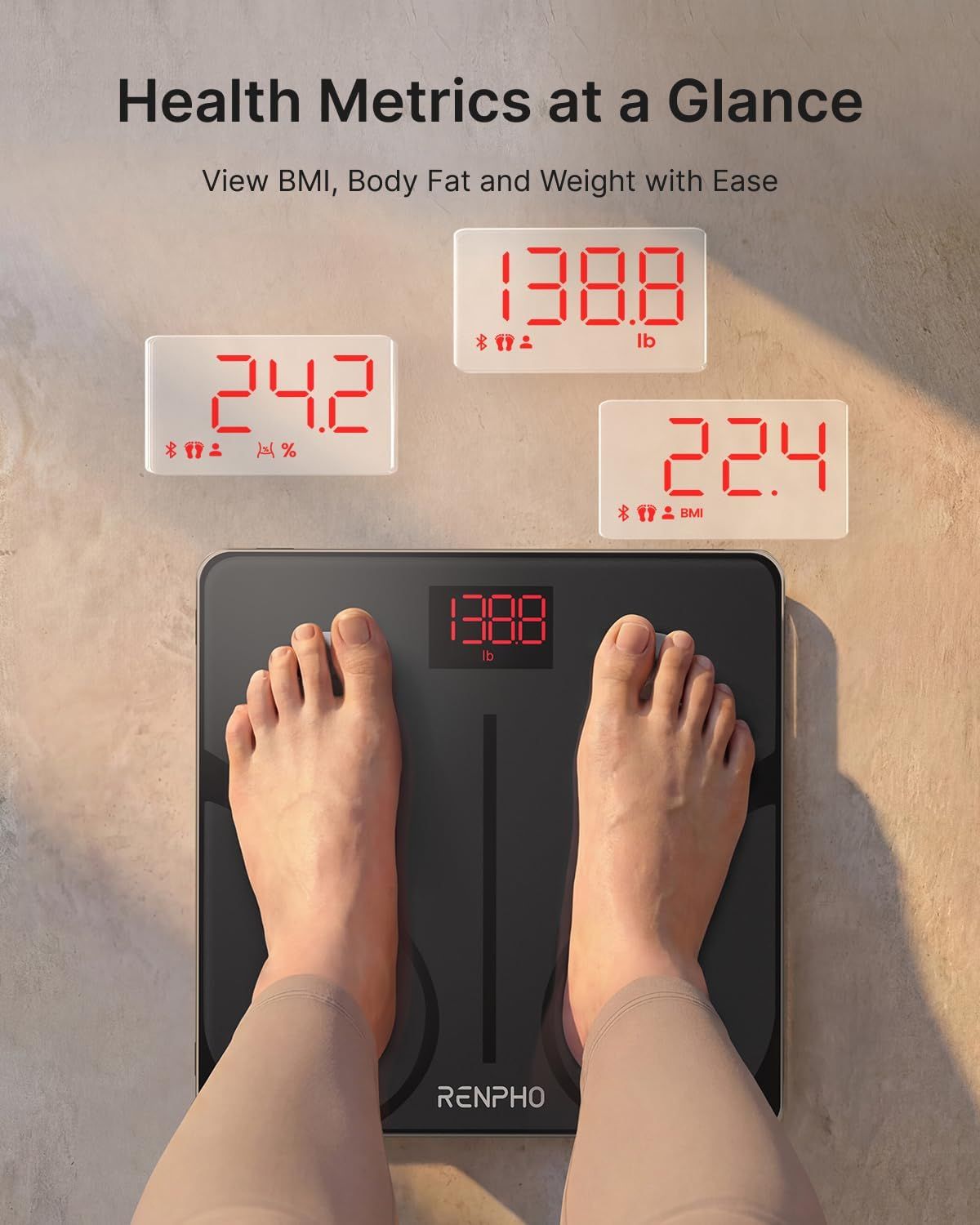 Waage mit Füßen. Zeigt BMI, Körperfett und Gewicht. Drei digitale Anzeigen mit Messwerten. Schwarze Waage mit roter Anzeige.