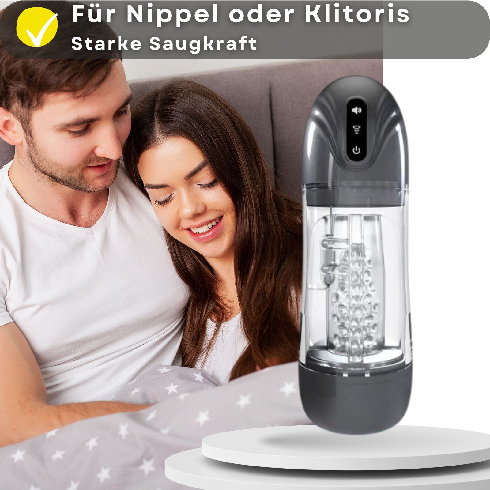 Produkt mit Text: Für Nippel oder Klitoris, starke Saugkraft. Paar im Hintergrund, Produkt mit Kopfhörern.