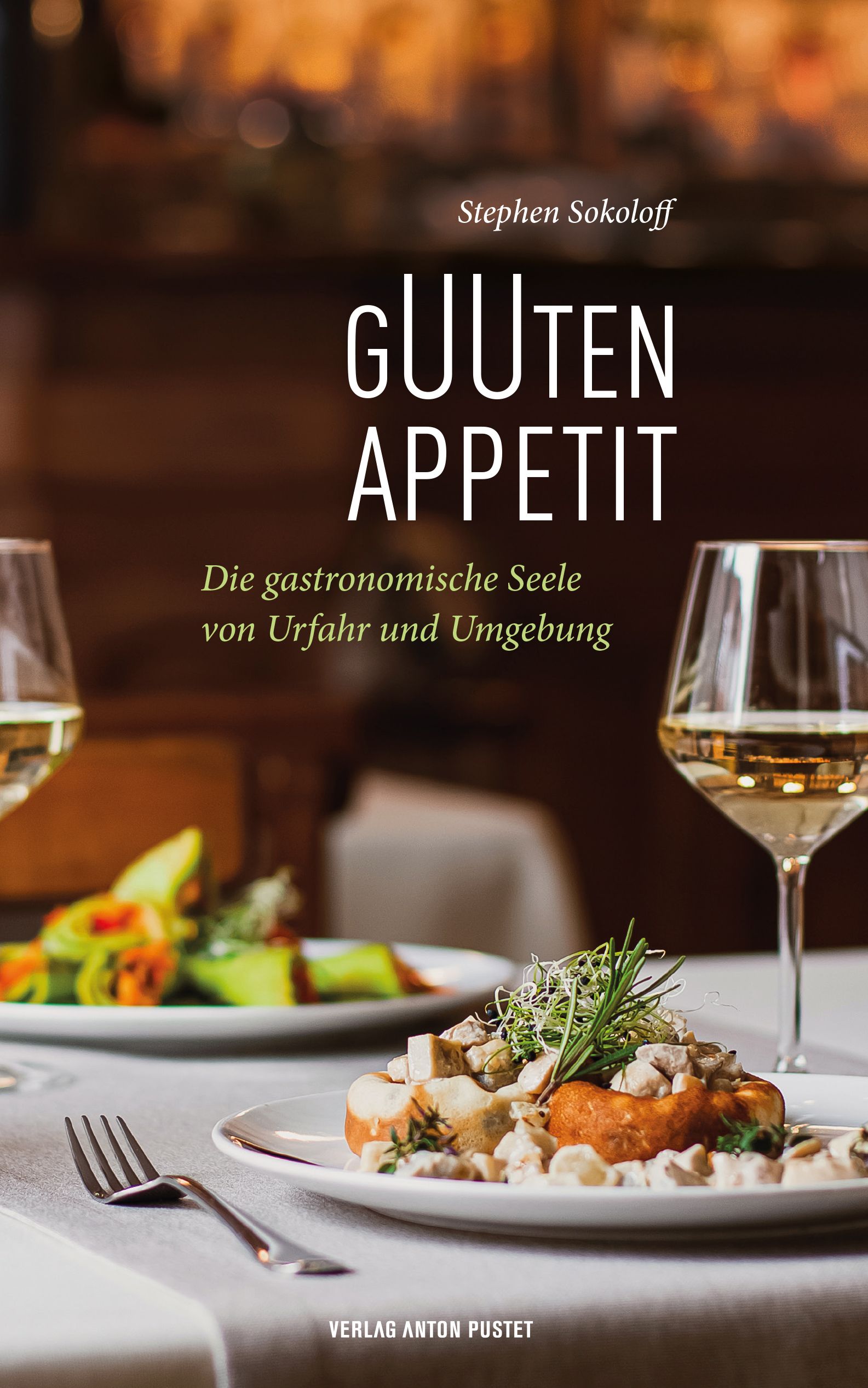 Buchcover mit dem Titel GUUTEN APPETIT. Autor: Stephen Sokoloff. Auf einem Tisch stehen Gläser und Teller mit Essen.