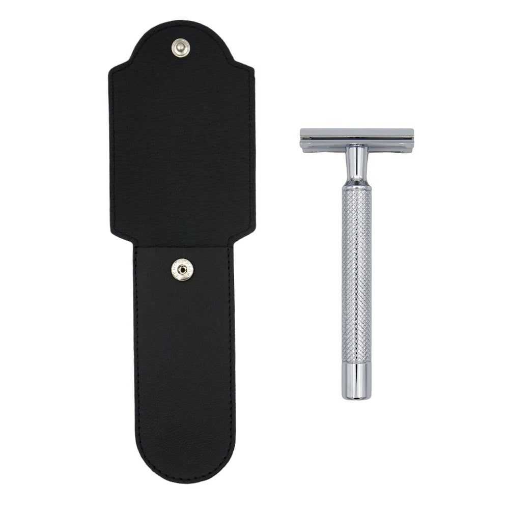 Schwarzes Lederetui und Sicherheitsrasierer. Etui mit Druckknopfverschluss. Rasierer aus Metall.