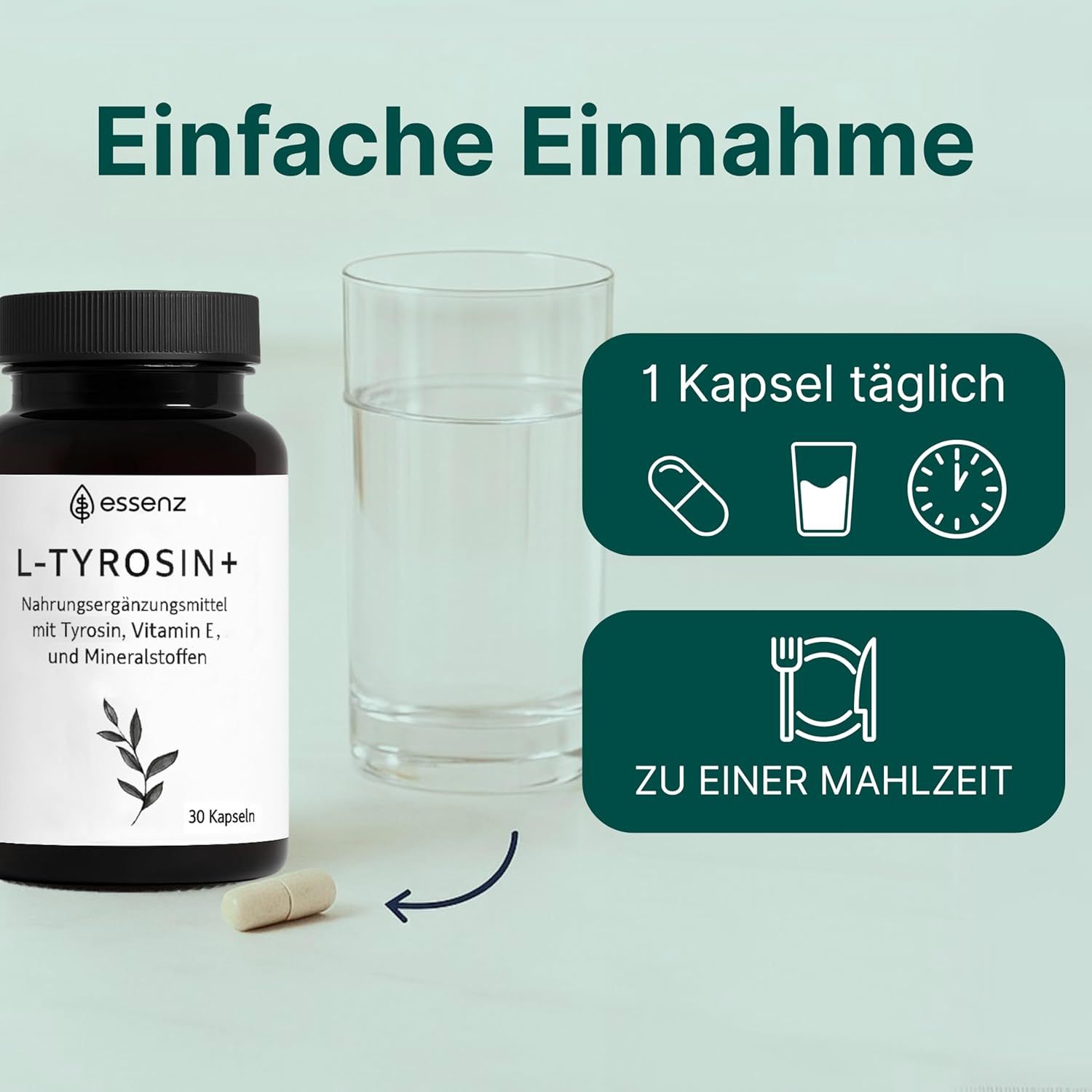 Braune Kapsel neben Glas und Flasche. Flasche mit ESSENZ L-Tyrosin+ Kapseln. Text: 1 Kapsel täglich zu einer Mahlzeit.