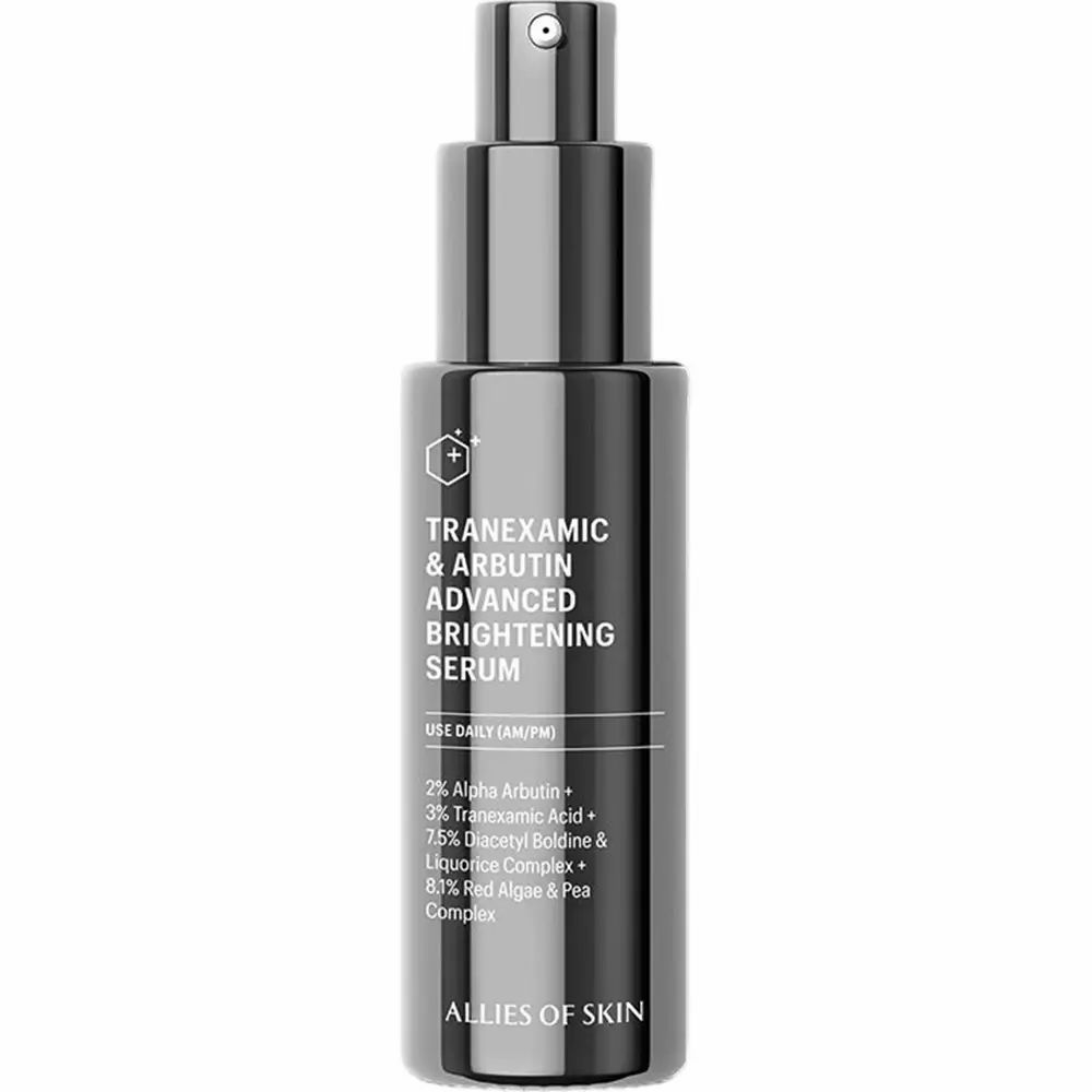 Dunkle Serumflasche mit Sprühkopf. Text: Tranexamsäure & Arbutin Advanced Brightening Serum. Marke: ALLIES OF SKIN.