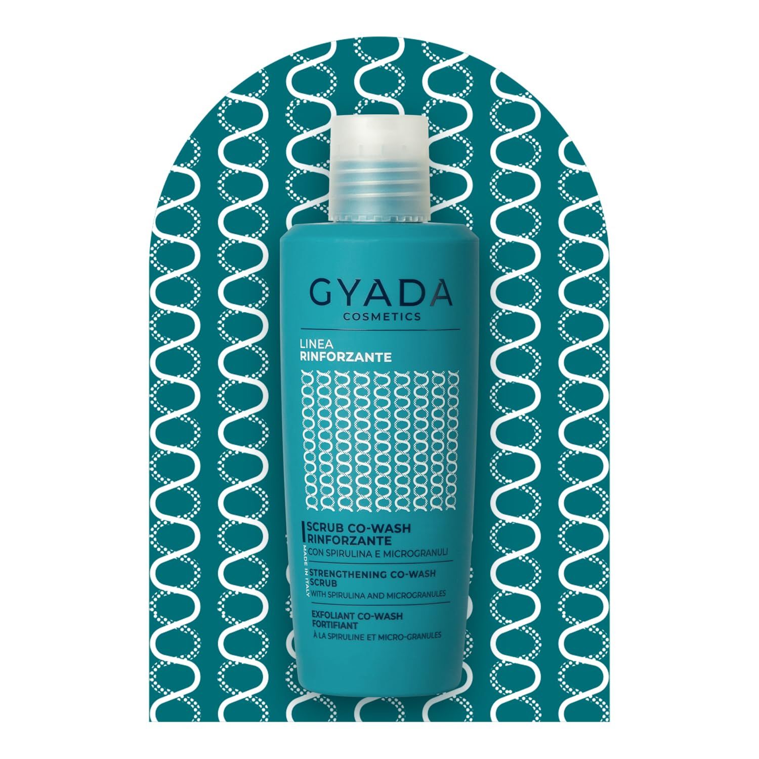Türkise Flasche mit "GYADA COSMETICS" "STÄRKENDES CO-WASH" vor einem Muster.