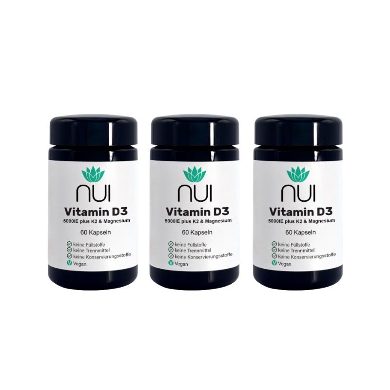 Drei Flaschen NUI Vitamin D3 & K2 mit Magnesium. Schwarze Deckel, weiße Etiketten mit Produktinformationen.