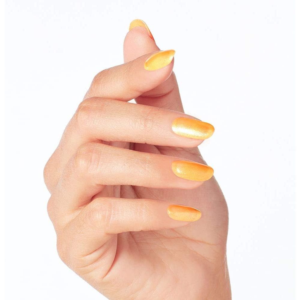 Hand mit lackierten Nägeln. Gelber Nagellack.