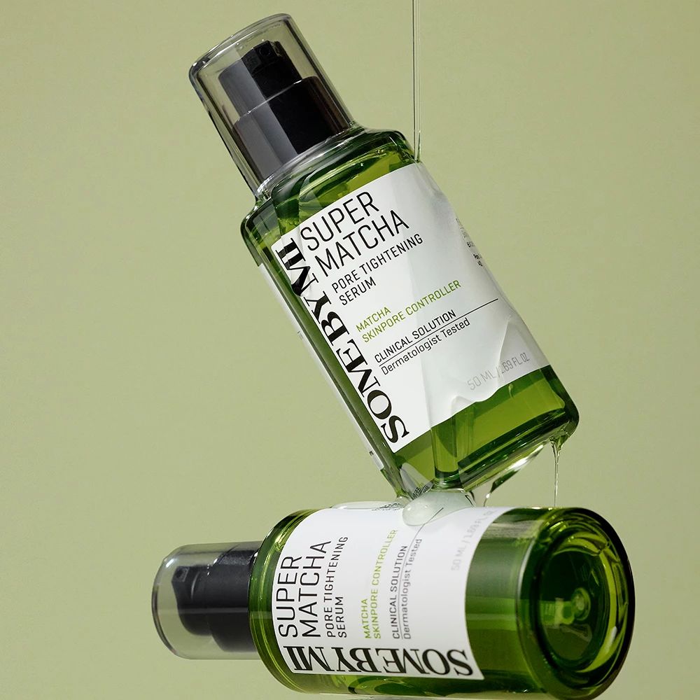 Zwei grüne Flaschen mit Serum. Serum tropft. Text: SOME BY MI, SUPER MATCHA, Pore Tightening Serum, Dermatologist Tested.