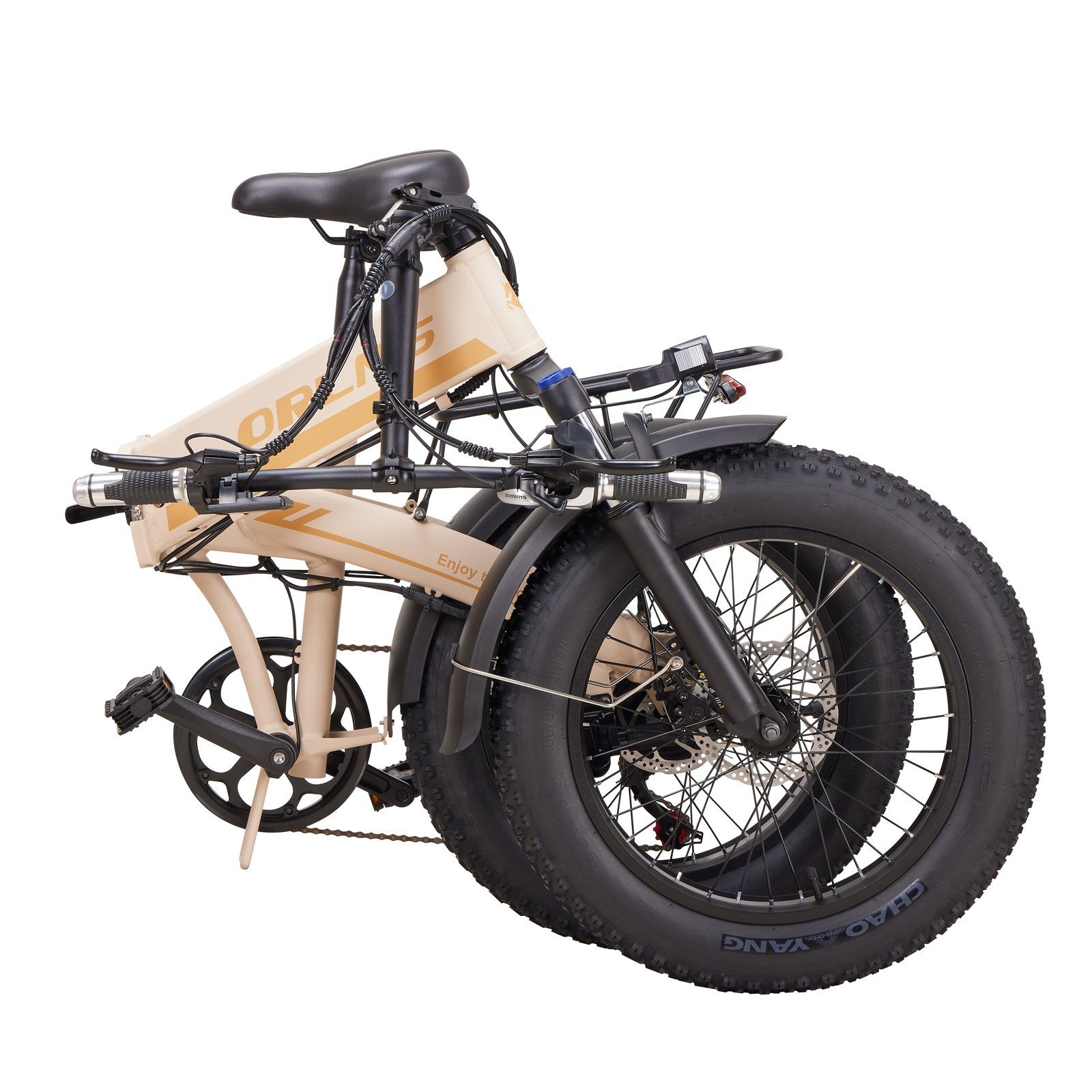 Gefaltetes beiges Elektrofahrrad mit schwarzen Reifen. Lenker und Pedale sind sichtbar. Das Fahrrad ist zusammengeklappt.