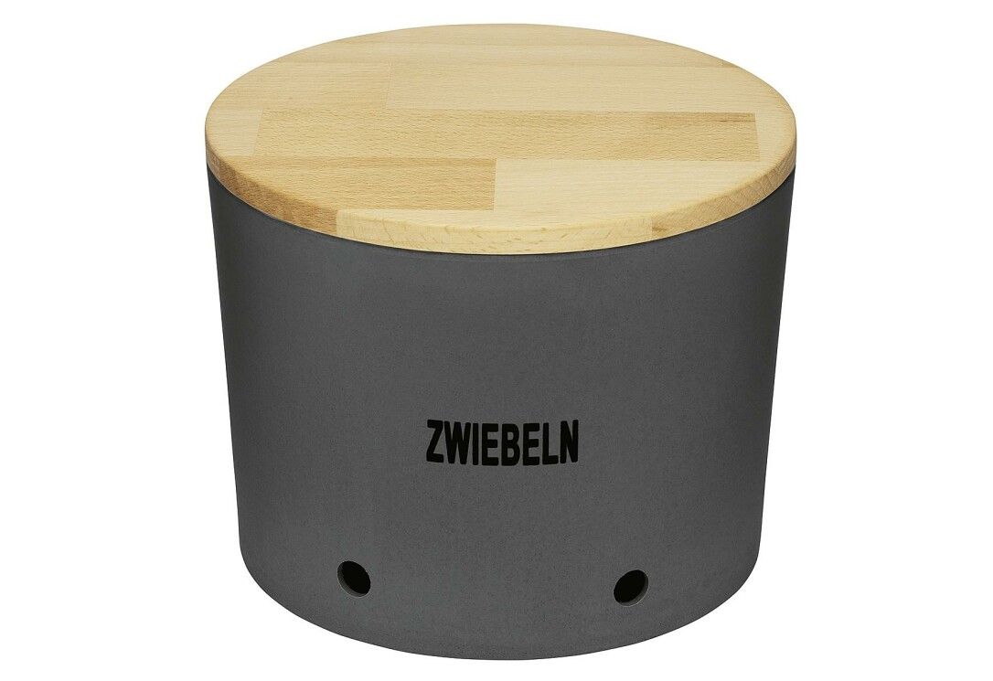 Zwiebeltopf mit Holzdeckel. Grauer, zylindrischer Behälter mit zwei Löchern. Aufschrift: ZWIEBELN.