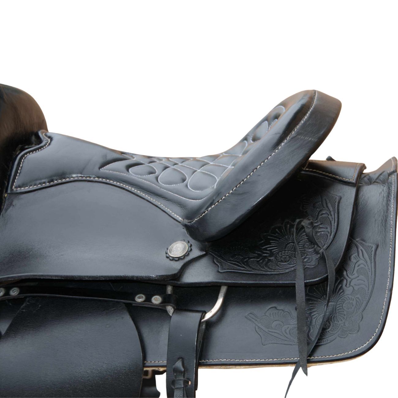 Detailansicht eines schwarzen Westernsattels. Sitzfläche mit Ziernähten und floralen Prägungen.