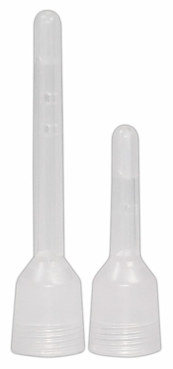 Zwei transparente Applikatoren. Einer lang und schmal, der andere kürzer und breiter, mit geriffelten Basen.