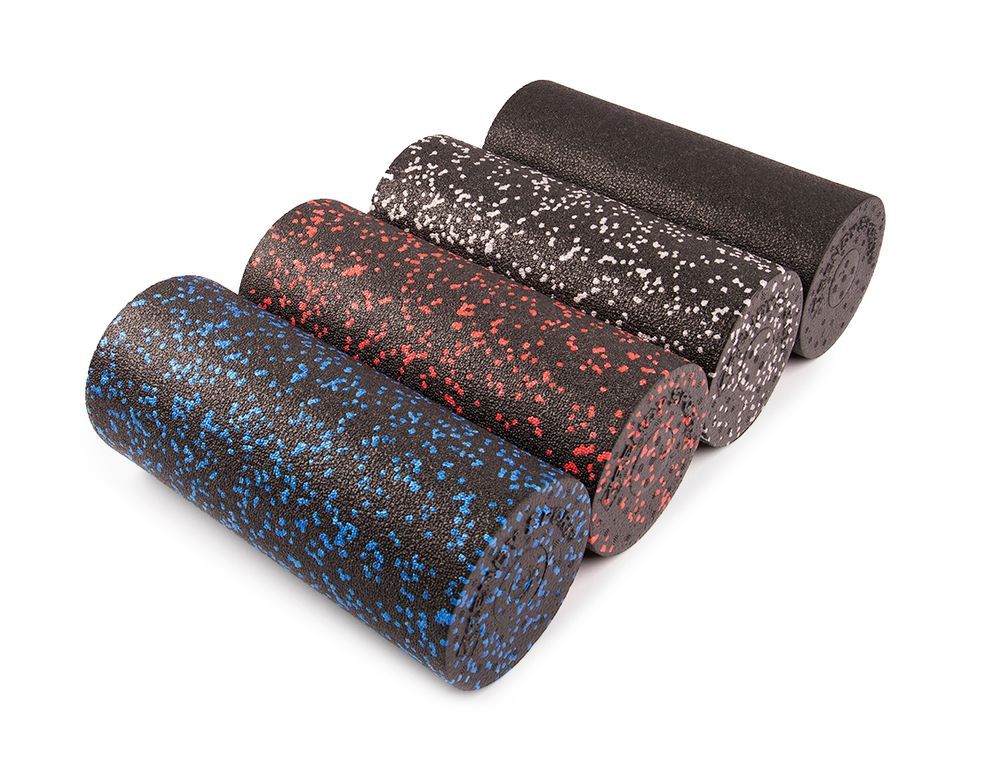Faszienrollen in verschiedenen Farben. Blaue, rote, schwarze und graue Rollen mit farbigen Punkten. Zylindrische Form.
