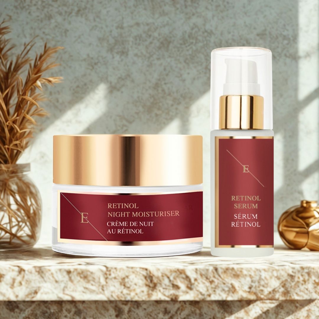 Zwei Kosmetikprodukte: Retinol Nachtfeuchtigkeit und Retinol Serum. Auf einer Marmoroberfläche, mit Dekoration im Hintergrund.
