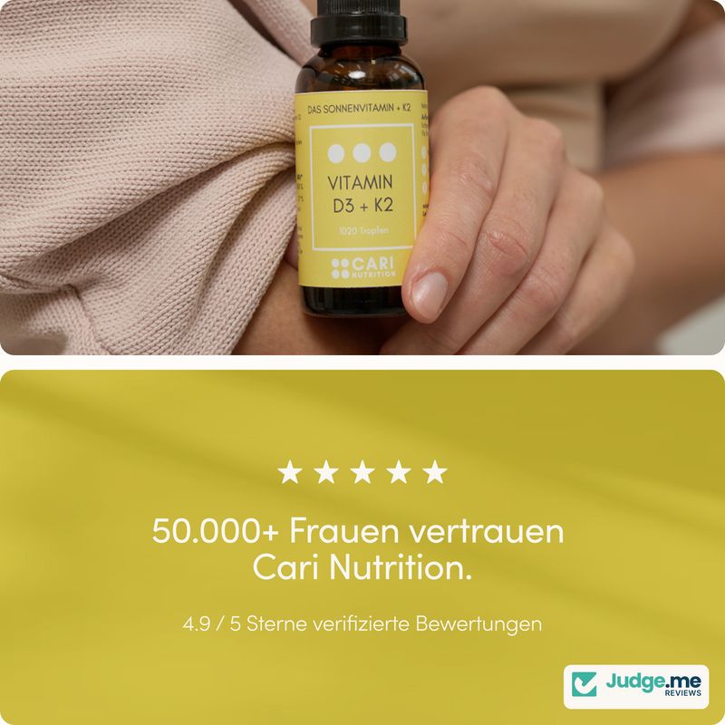 Eine Hand hält eine Flasche Sonnenvitamin D3+K2. 50.000+ Frauen vertrauen Cari Nutrition.