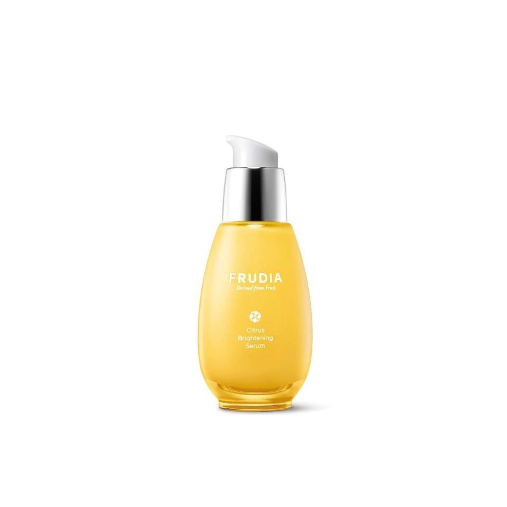 Gelbe Serumflasche mit silbernem Pumpkopf. Aufschrift FRUDIA, Citrus Brightening Serum.