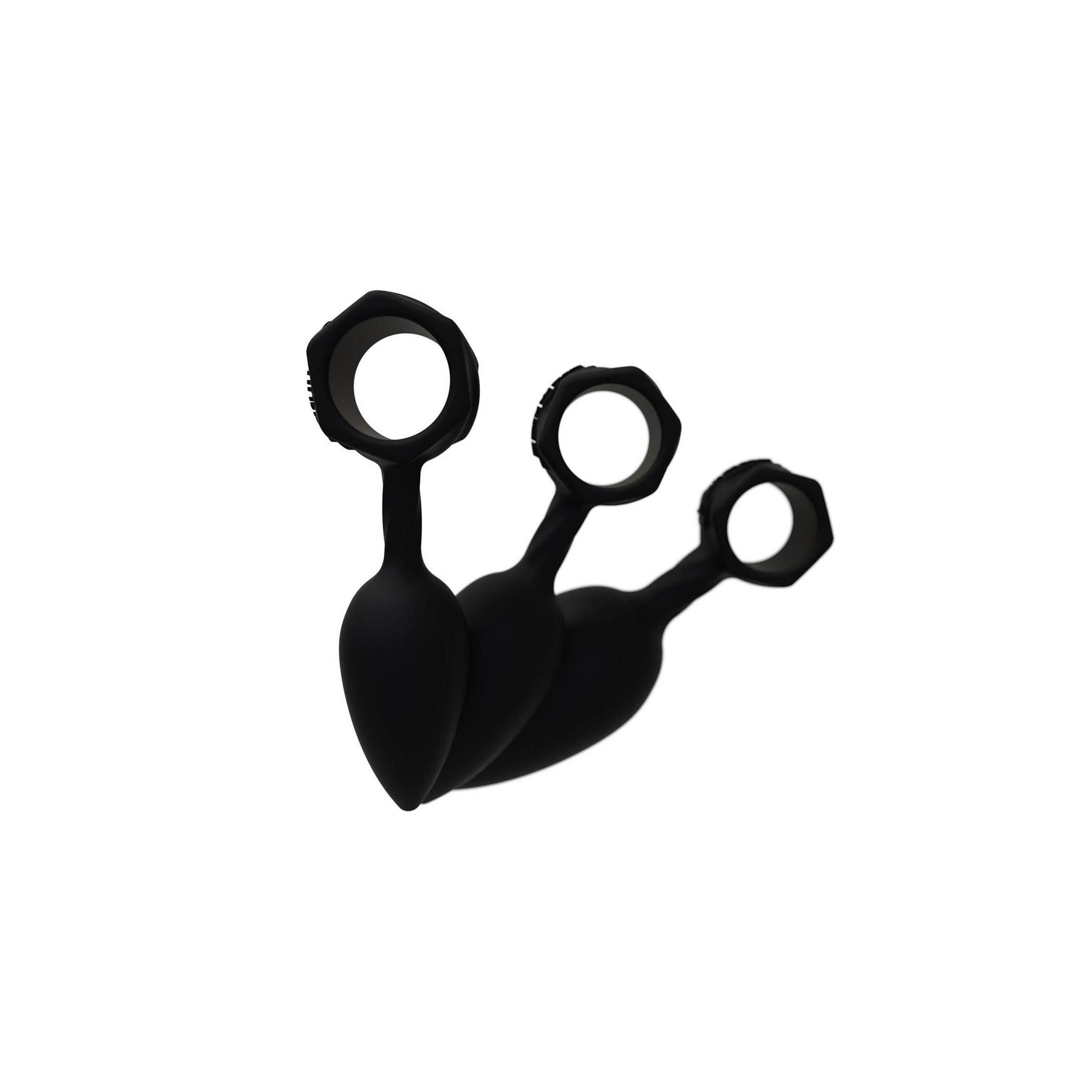 Drei schwarze Anal-Trainings-Plugs mit Ring. Unterschiedliche Größen. Kegelförmige Spitze. Ringförmiger Griff.