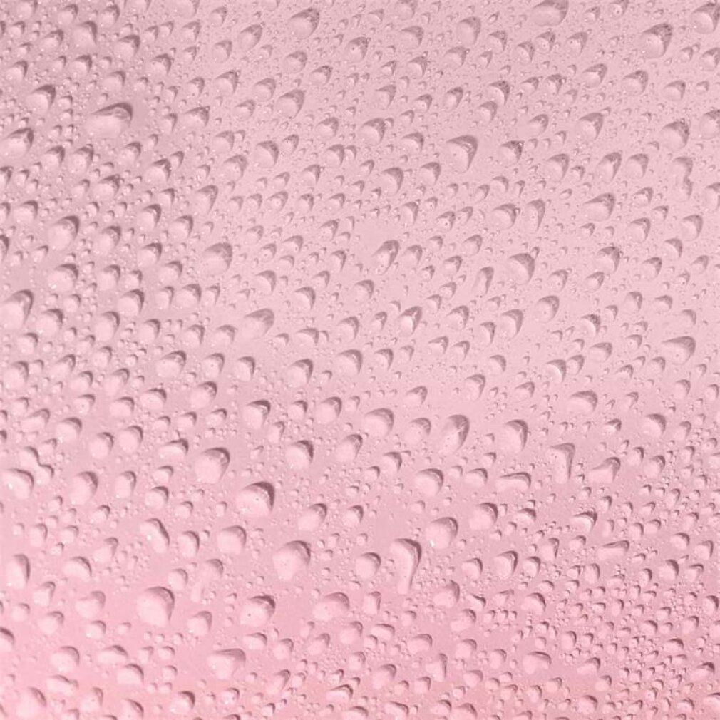 Nahaufnahme von Wassertropfen auf rosa Hintergrund. Tropfen sind klar und rund.