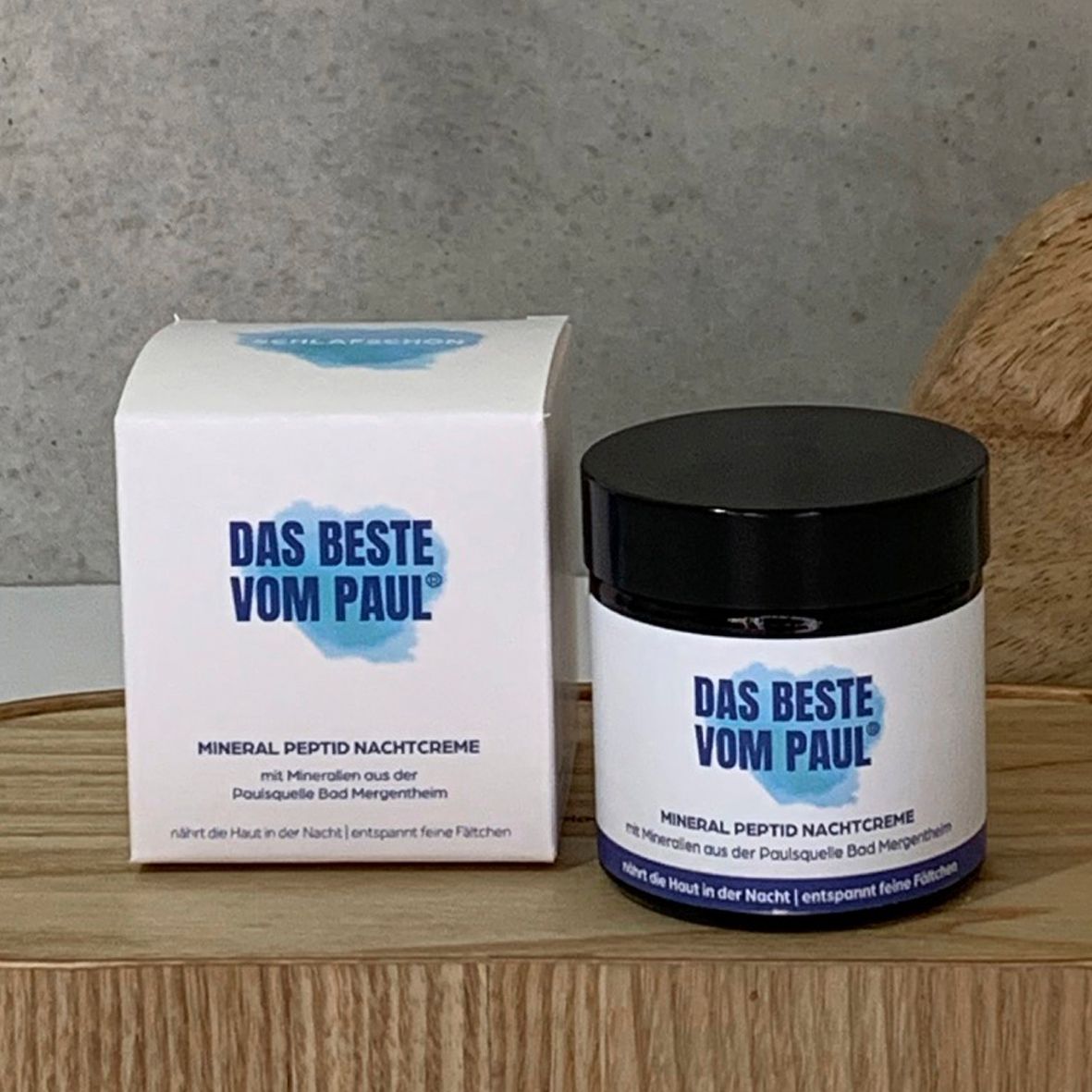 Produktverpackung und Creme-Dose. Aufschrift: Das Beste vom Paul, Mineral Peptid Nachtcreme. Dose mit schwarzem Deckel.