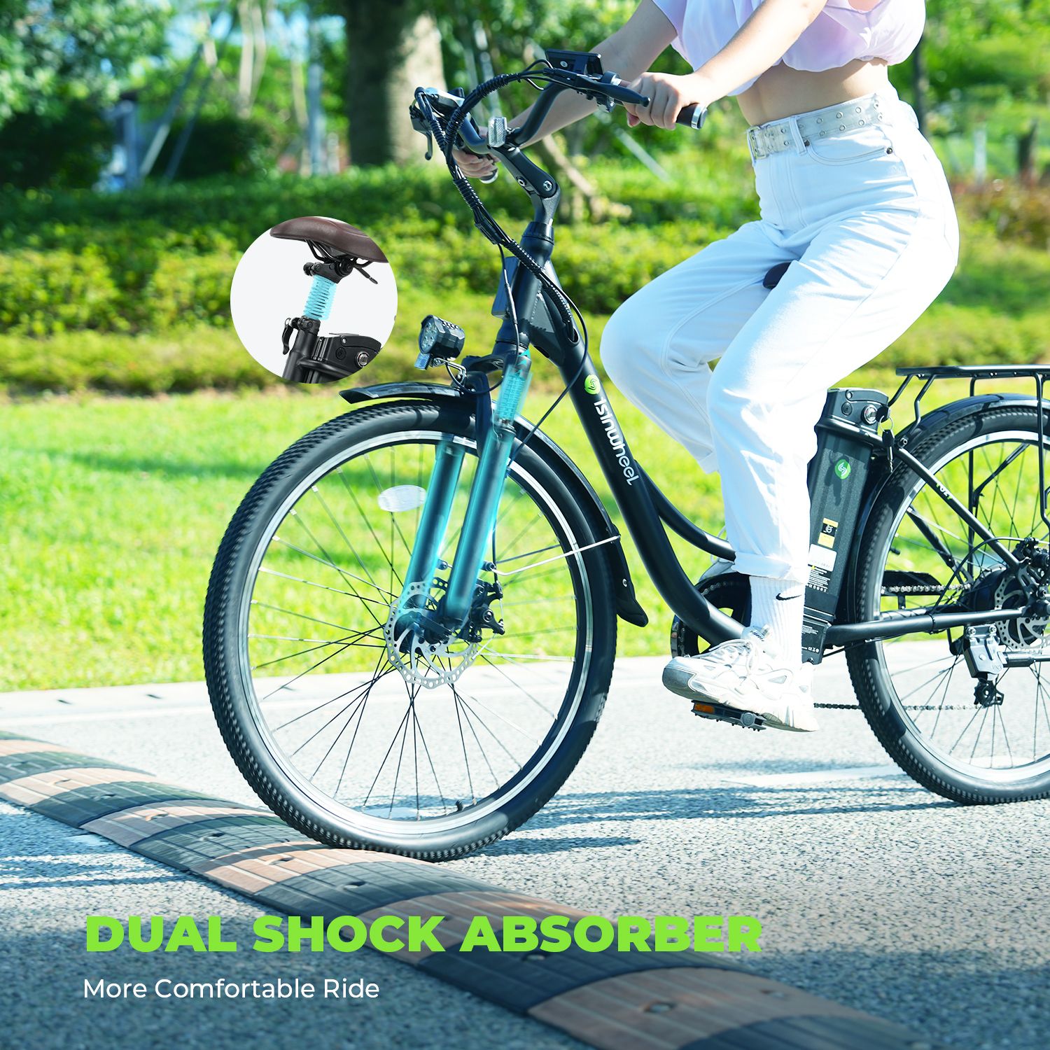 E-Bike mit Person. Zeigt Dual-Stoßdämpfer. Person fährt auf einer Straße. Blaue Gabel.