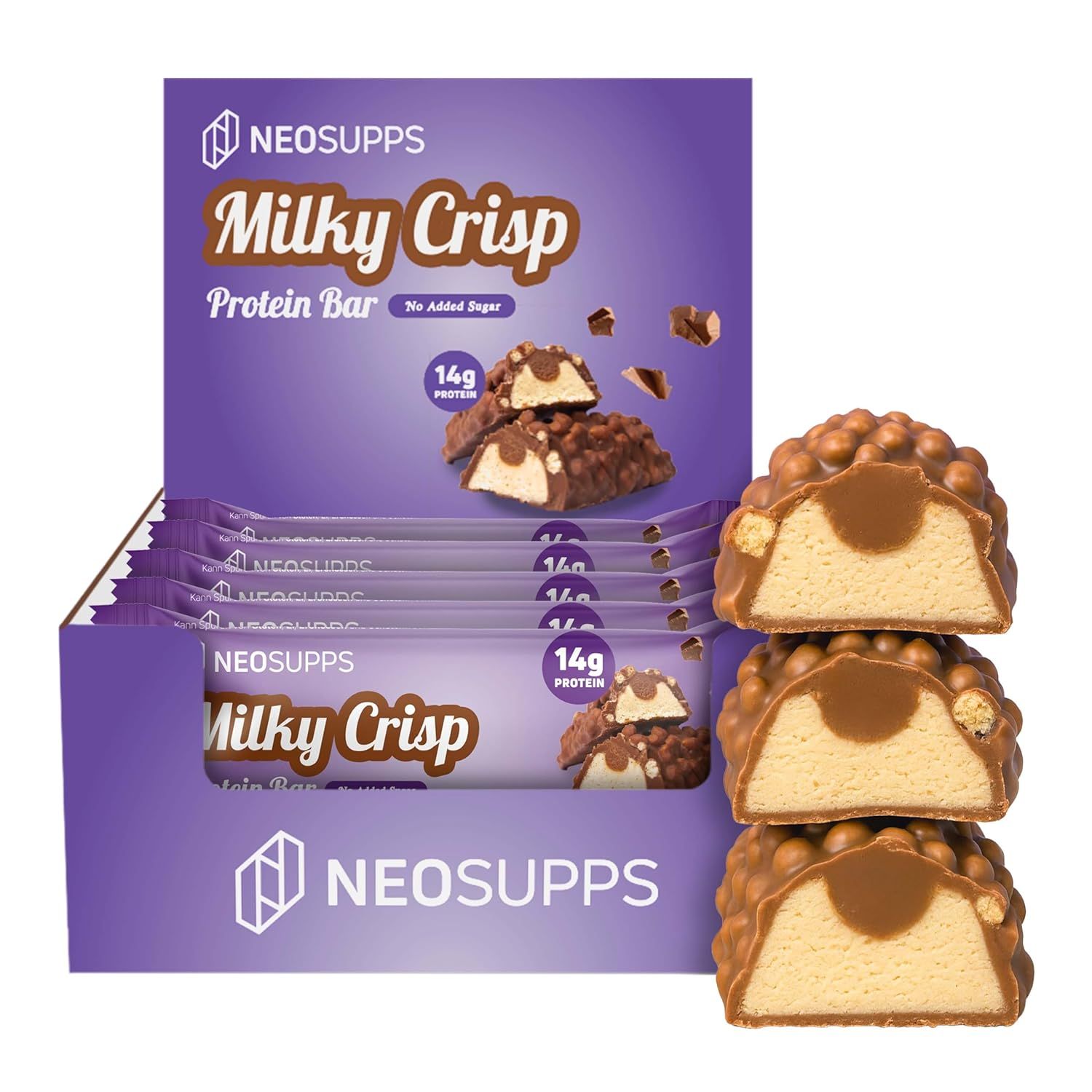 Eine Schachtel mit Proteinriegeln. Drei halbierte Riegel sind sichtbar. Auf der Verpackung steht "Milky Crisp Protein Bar".