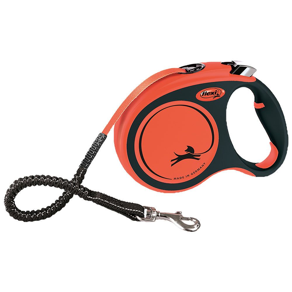 Orange-schwarze Flexi-Leine mit schwarzem Gurt und Karabinerhaken. Flexi-Logo und springender Hund.