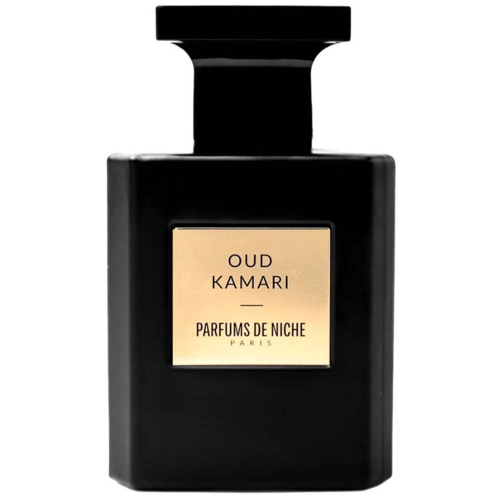 Schwarze Parfümflasche mit goldener Plakette, auf der 'Oud Kamari' und 'Parfums de Niche Paris' steht.