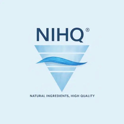 Logo NIHQ. Blaues Dreieck mit Wellen. Text: Natural Ingredients, High Quality.