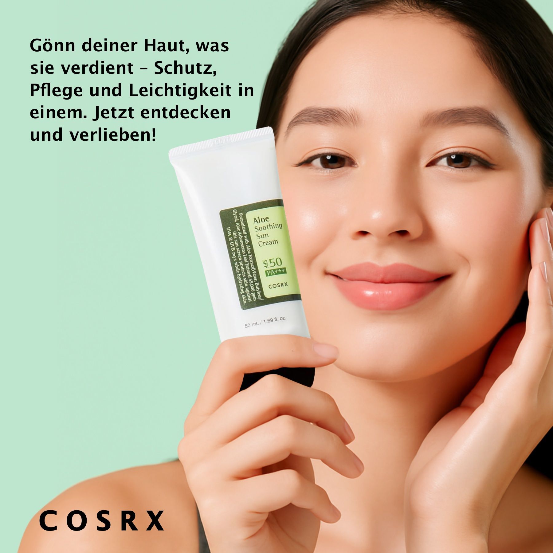 Frau hält Tube COSRX Aloe Soothing Sun Cream SPF 50+. Sie berührt ihre Wange. COSRX-Logo.