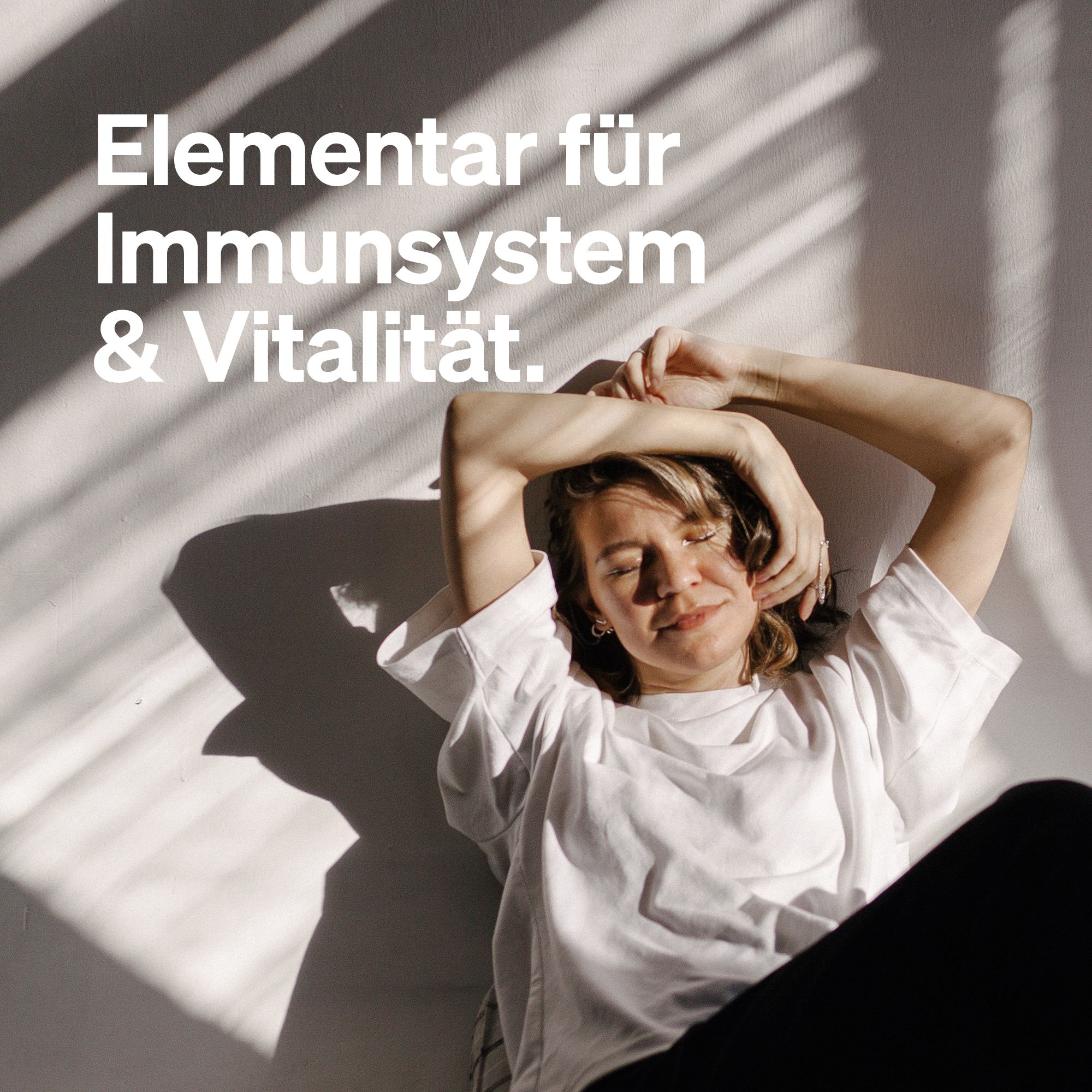 Eine Frau liegt entspannt mit geschlossenen Augen. Text: Elementar für Immunsystem & Vitalität.