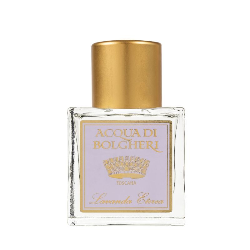 Quadratische Glasflasche mit goldfarbenem Verschluss. Etikett mit Schriftzug "Acqua di Bolgheri Toscana Lavanda Etrusca".