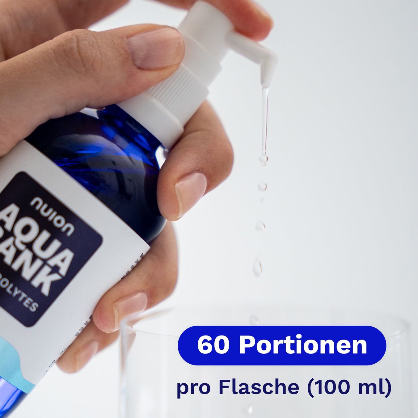 Hand gibt Tropfen aus Pumpspender einer blauen Flasche in ein Glas. "60 Portionen pro Flasche (100 ml)".