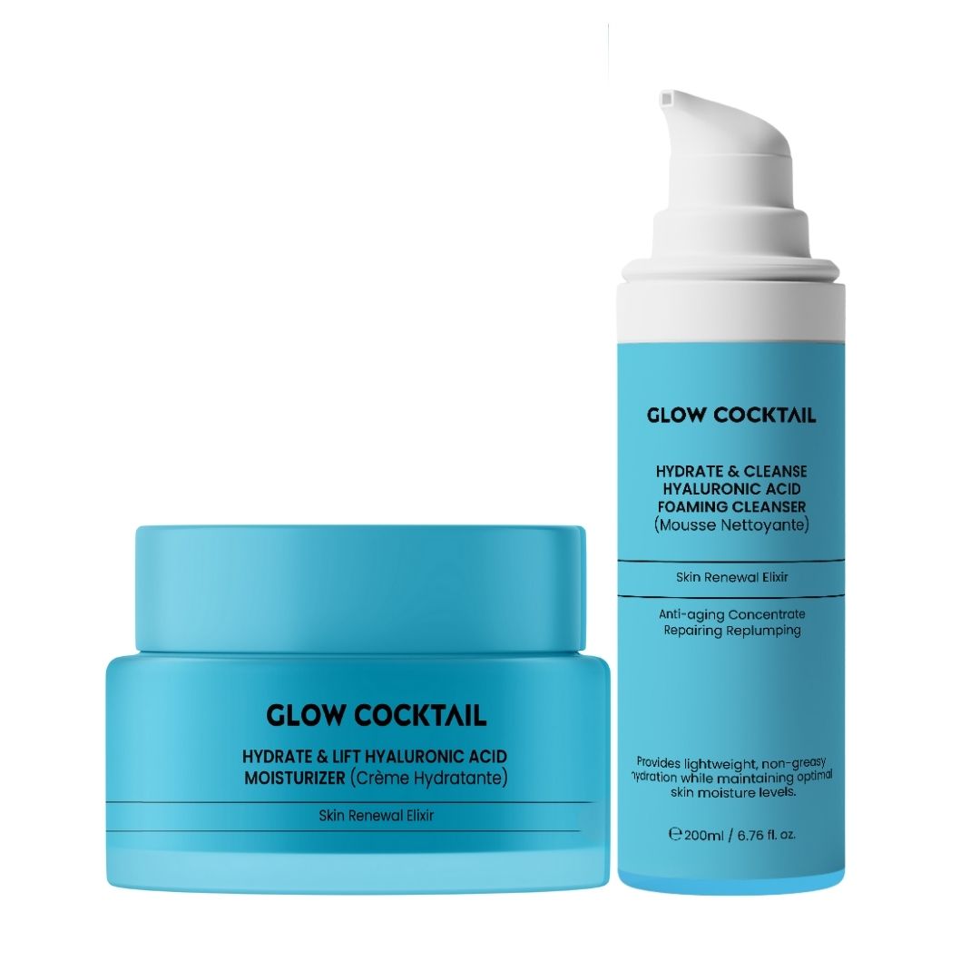 Zwei blaue Kosmetikprodukte: eine Creme und ein Pumpspender. Aufschrift: GLOW COCKTAIL, HYDRATE & LIFT HYALURONIC ACID MOISTURIZER und HYDRATE & CLEANSE HYALURONIC ACID FOAMING CLEANSER.