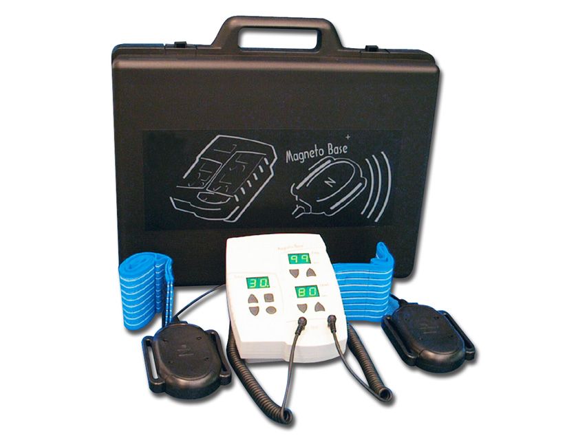 Magnetfeldtherapiegerät mit Zubehör. Schwarzer Koffer, weißes Steuergerät, blaue Pads und schwarze Applikatoren.