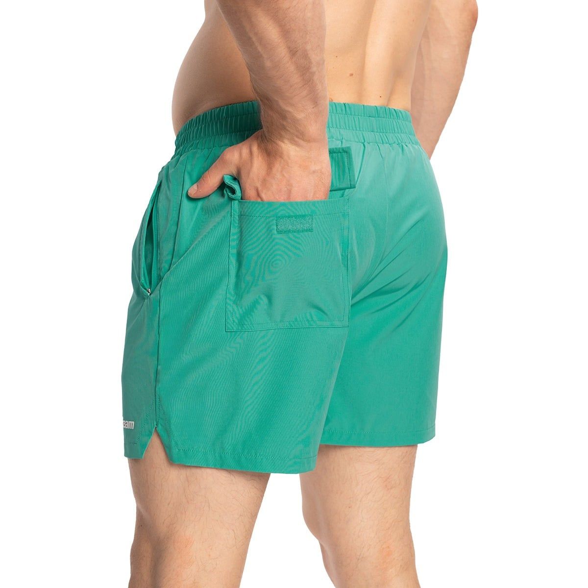 Rückansicht grüner Herren-Shorts mit elastischem Bund und seitlicher Tasche.