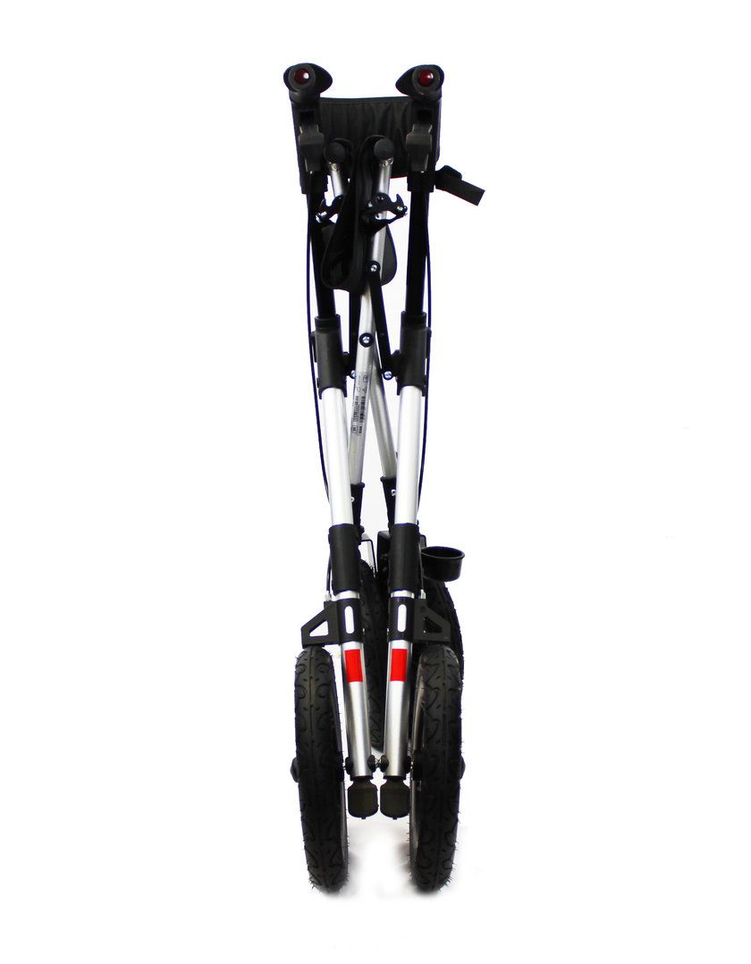 Gefalteter Rollator. Schwarze Räder, silbernes Gestell. Blick von vorne.