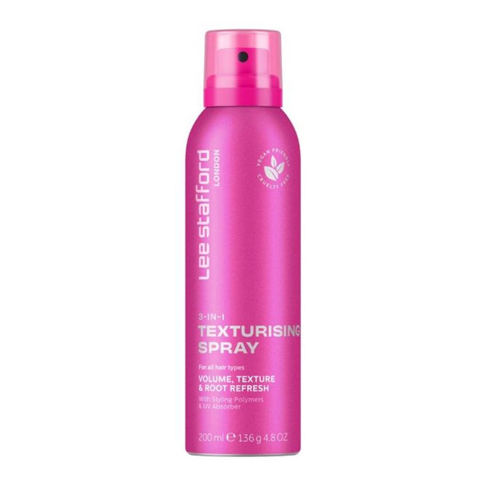 Pinke Haarspraydose mit Beschriftung "3-IN-1 TEXTURISING SPRAY" und veganem Siegel.