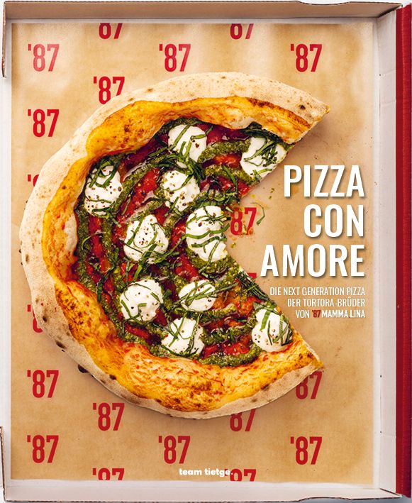 Pizza Con Amore in einer geöffneten Pizzaschachtel. Belegt mit Mozzarella, Pesto und Tomaten. Text: Die Next Generation Pizza.